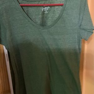 Womens XL V Neck Tee in Khaki Green. Excellent Shape